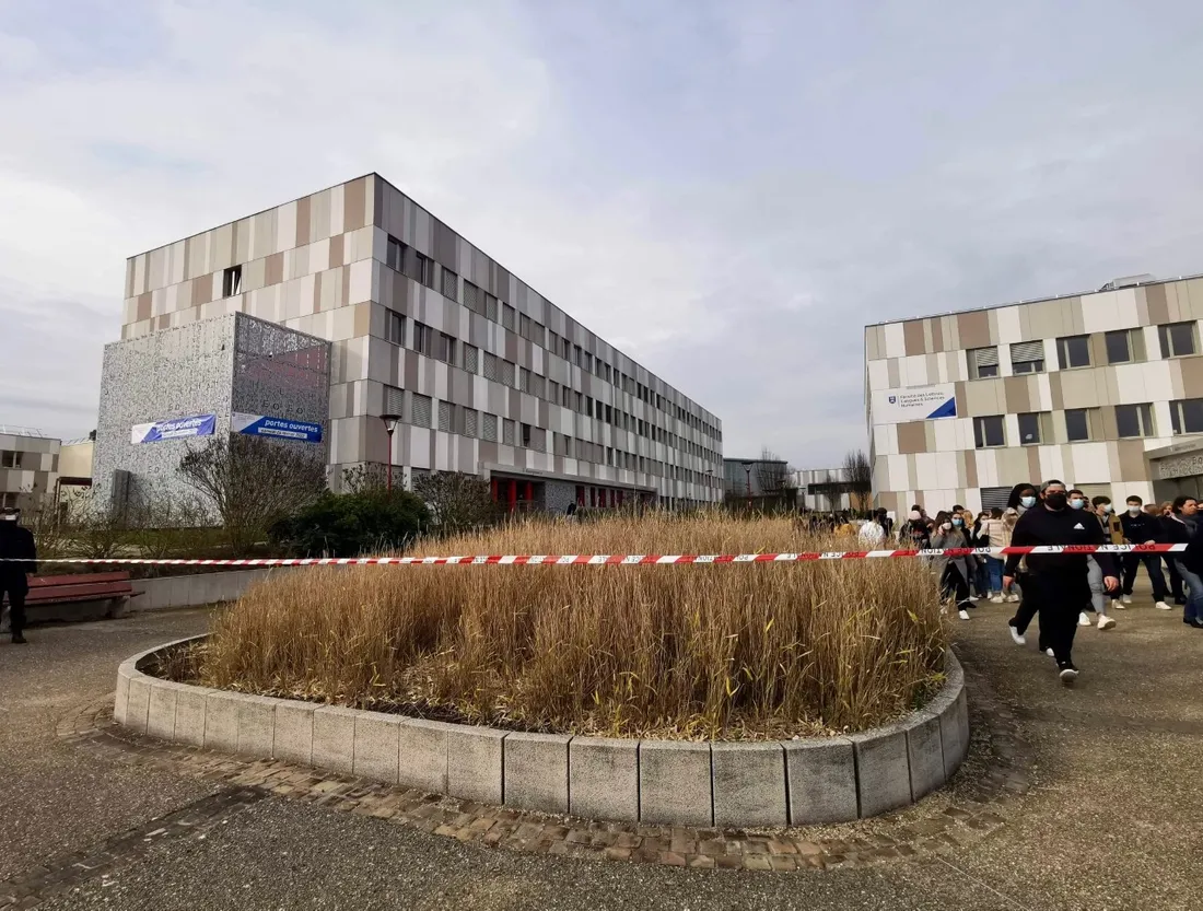 Agression au couteau à l'université du Mans